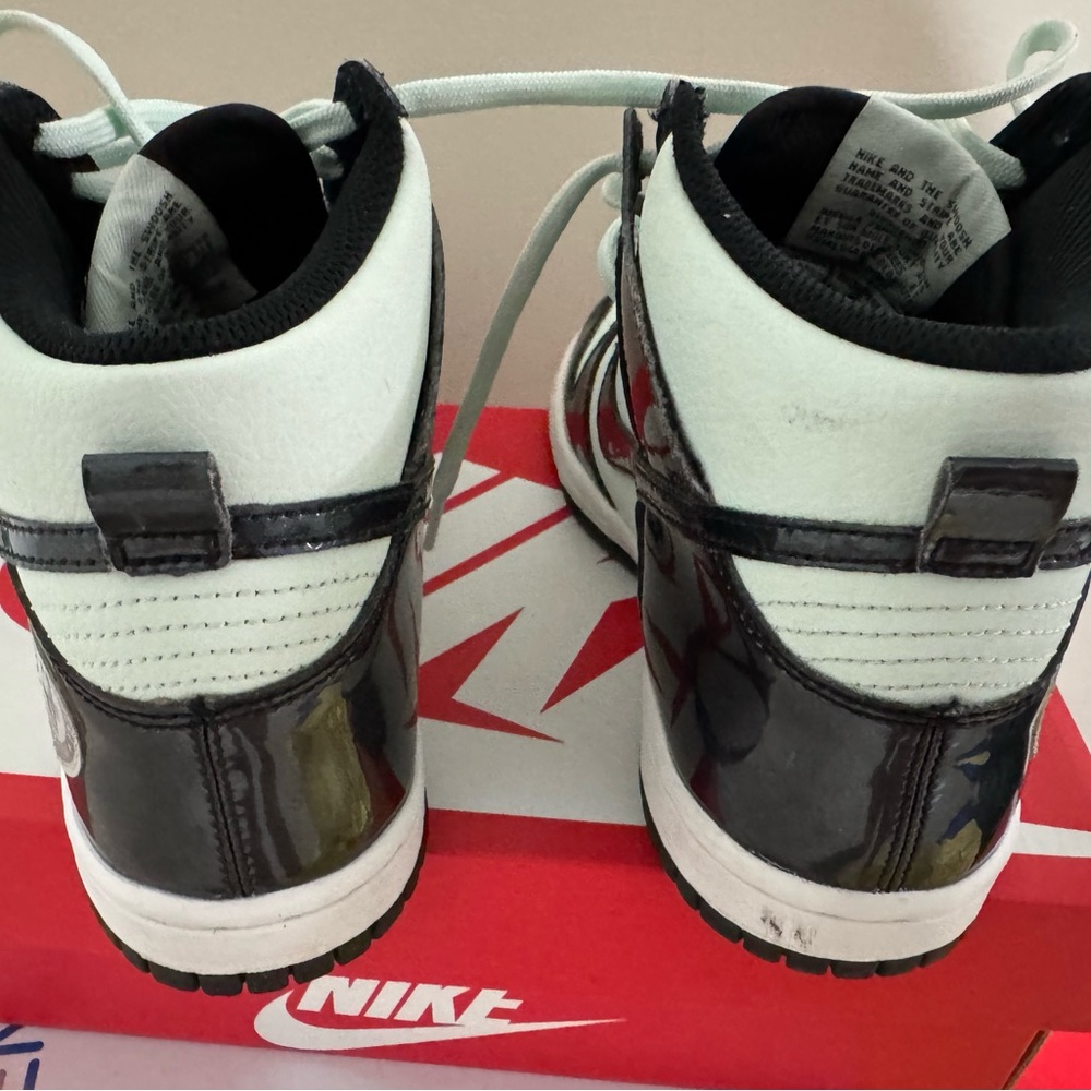 Nike High-Top Sneakers in dark green and mint.